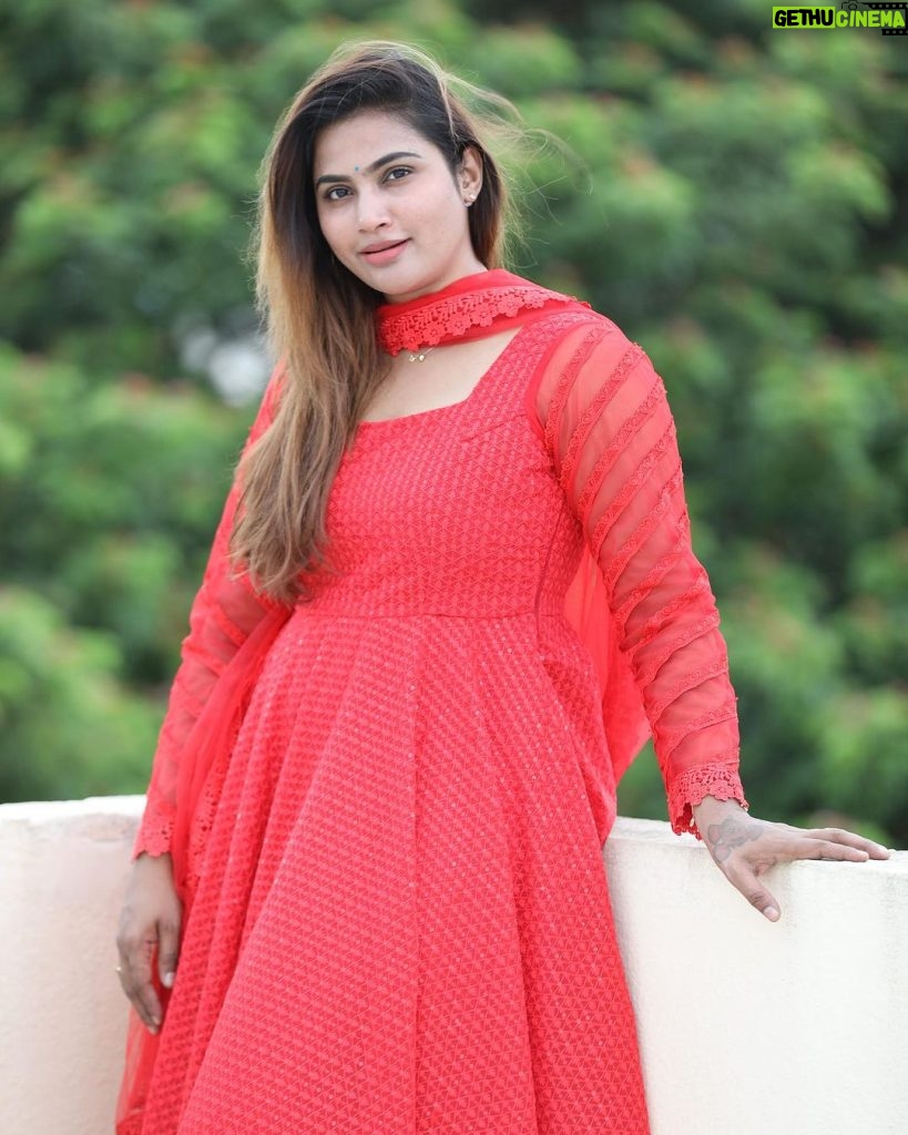 Myna Nandhini Instagram - Beautiful red dress from @chakrabortymukta