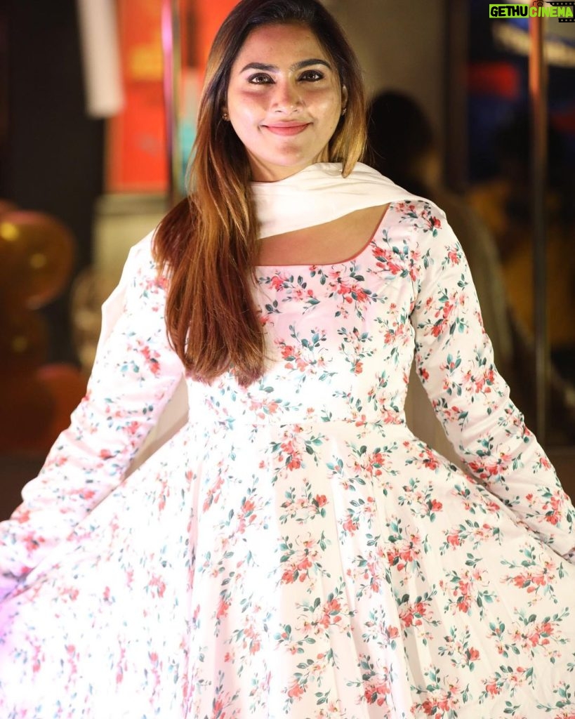 Myna Nandhini Instagram - Beautiful dress all time favourite @chakrabortymukta ❤️😍