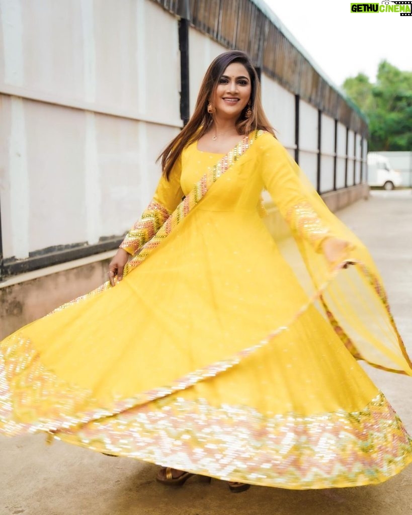 Myna Nandhini Instagram - Cute yellow dress from @chakrabortymukta camera @local_vj_mani @skmani_photography