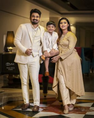 Myna Nandhini Instagram - Our first Family photoshoot❤️❤️❤️

Concept / show producer 
: @shamini_shankar_official 

Photographs by :
@sathish_photography49 

Costume by : @shahid_7creations 

Female : @nidhis_journal 
 
Makeup & hair : @dhana_makeupartistry

Jewellery: @chennai_jazz

Location : @saverahotelchn