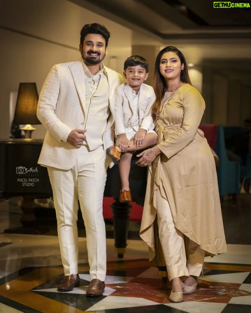 Myna Nandhini Instagram - Our first Family photoshoot❤️❤️❤️ Concept / show producer : @shamini_shankar_official Photographs by : @sathish_photography49 Costume by : @shahid_7creations Female : @nidhis_journal Makeup & hair : @dhana_makeupartistry Jewellery: @chennai_jazz Location : @saverahotelchn