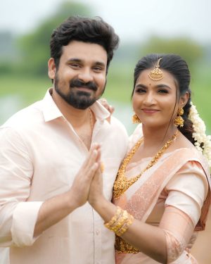 Myna Nandhini Instagram - தித்திக்கும் கரும்பை போல
உங்கள் வாழ்வு மகிழ்ச்சியில்
இனிக்கட்டும் இனிய
தைப்பொங்கல் நல்வாழ்த்துக்கள்
@prabhuj_original @prasadinhere @tamil_arasi_m  @rajendran5243 @vaishnavi___official__
Jewels - @new_ideas_fashions
Make up -  @kalaiartistry
Saree draping - @sareedrapistchennai 
Hair style - @style_with_anbu
Camera - @skmani_photography