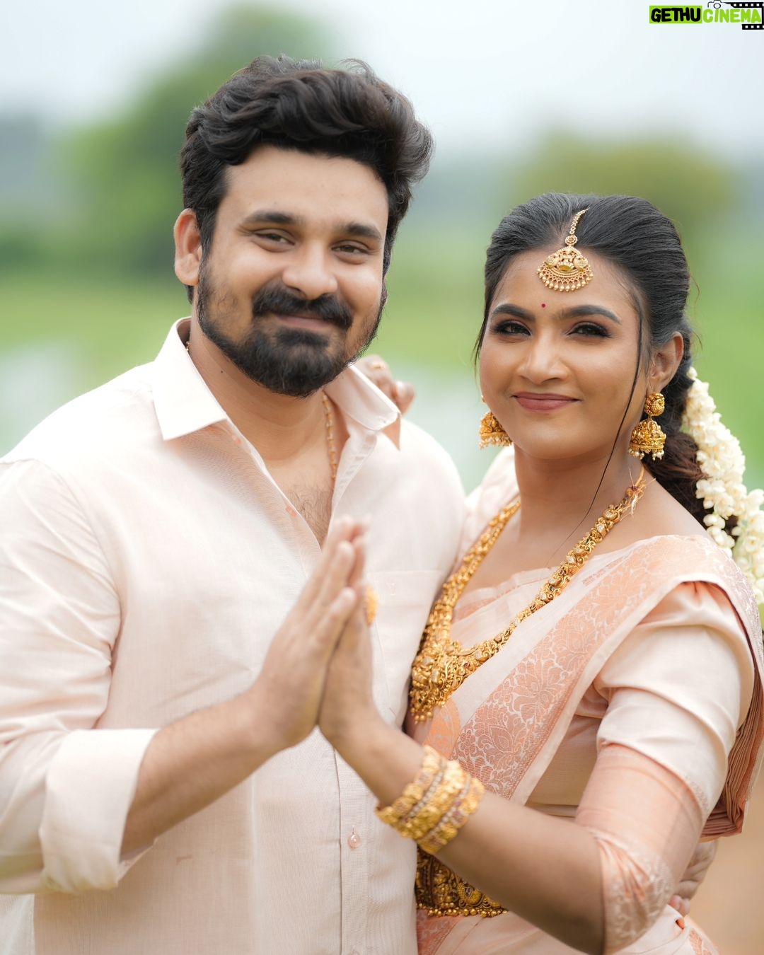 Myna Nandhini - 97.8K Likes - தித்திக்கும் கரும்பை போல
உங்கள் வாழ்வு மகிழ்ச்சியில்
இனிக்கட்டும் இனிய
தைப்பொங்கல் நல்வாழ்த்துக்கள்
@prabhuj_original @prasadinhere @tamil_arasi_m @rajendran5243 @vaishnavi___official__
Jewels - @new_ideas_fashions
Make up - @kalaiartistry
Saree draping - @sareedrapistchennai
Hair style - @style_with_anbu
Camera - @skmani_photography