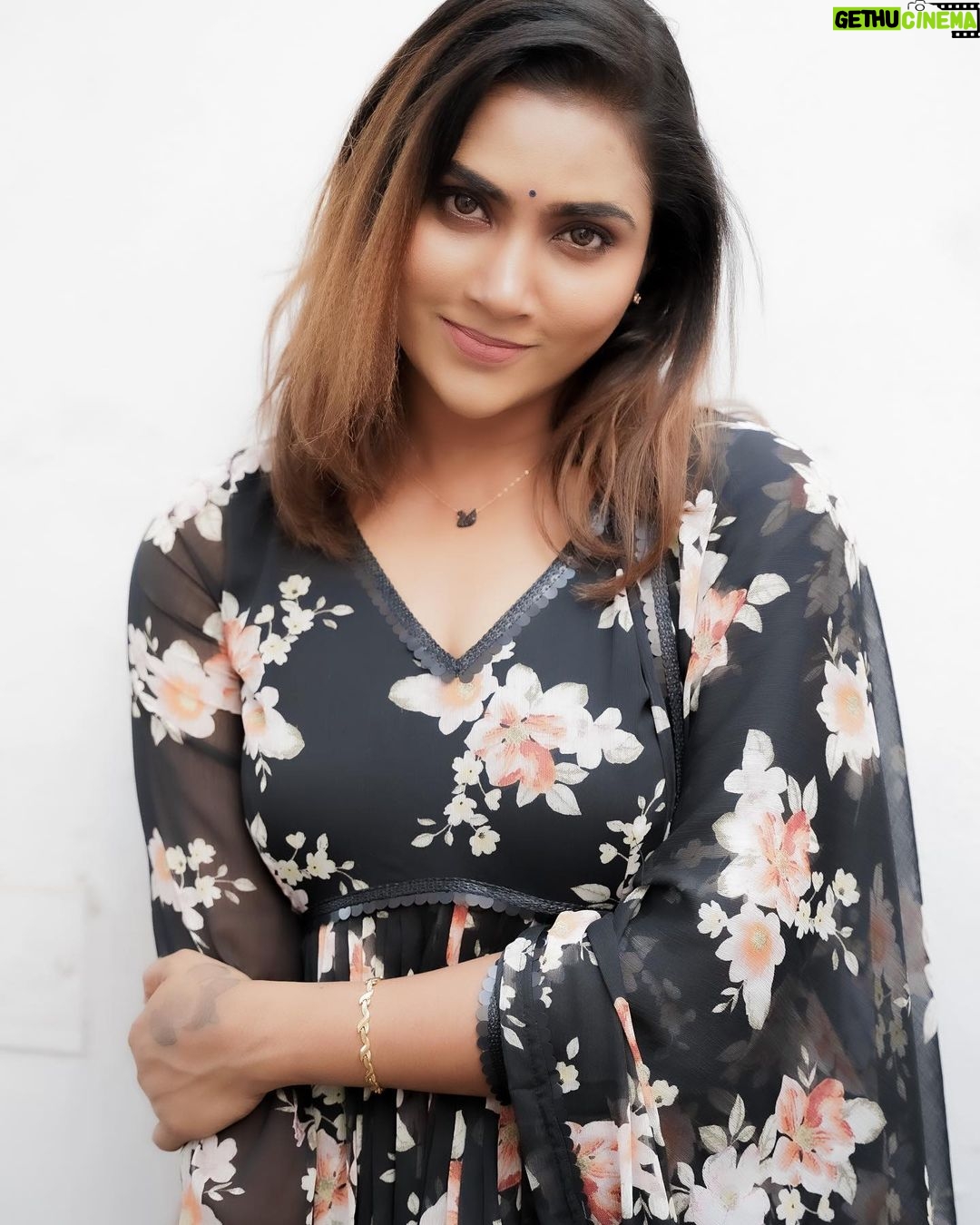 Myna Nandhini Instagram - Dress from @chakrabortymukta camera @skmani_photography