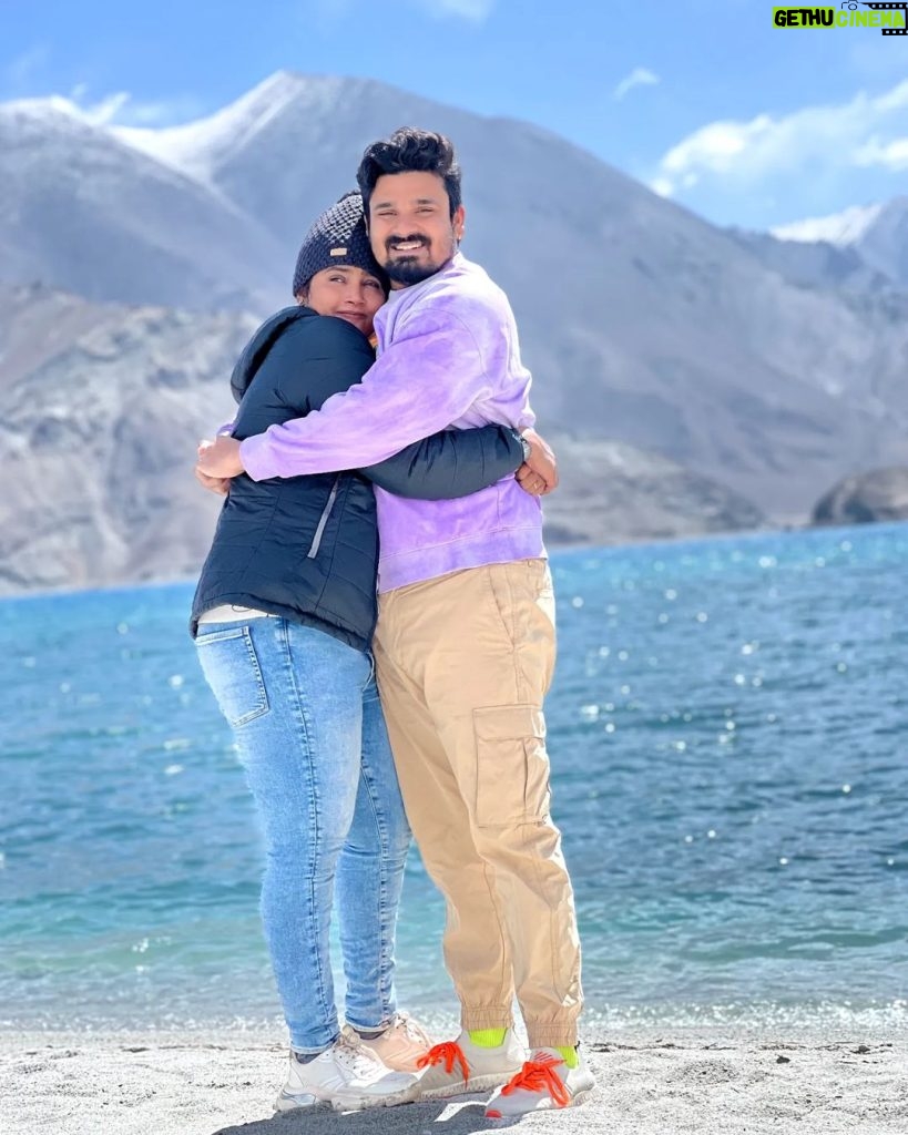 Myna Nandhini Instagram - இந்த உலகில் யாரும் அனாதை அல்ல இனிமையை தர காற்றும் வழிகாட்ட வானமும் இருக்கும் வரை Love - @iam_yogeshwaram Travel Partner - @touronholidays Pongong Lake,ladakh