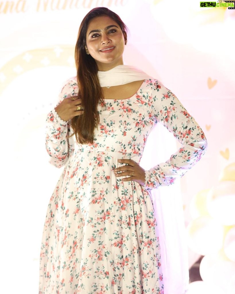 Myna Nandhini Instagram - Beautiful dress all time favourite @chakrabortymukta ❤️😍