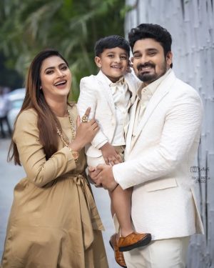 Myna Nandhini Instagram - Our first Family photoshoot❤️❤️❤️

Concept / show producer 
: @shamini_shankar_official 

Photographs by :
@sathish_photography49 

Costume by : @shahid_7creations 

Female : @nidhis_journal 
 
Makeup & hair : @dhana_makeupartistry

Jewellery: @chennai_jazz

Location : @saverahotelchn