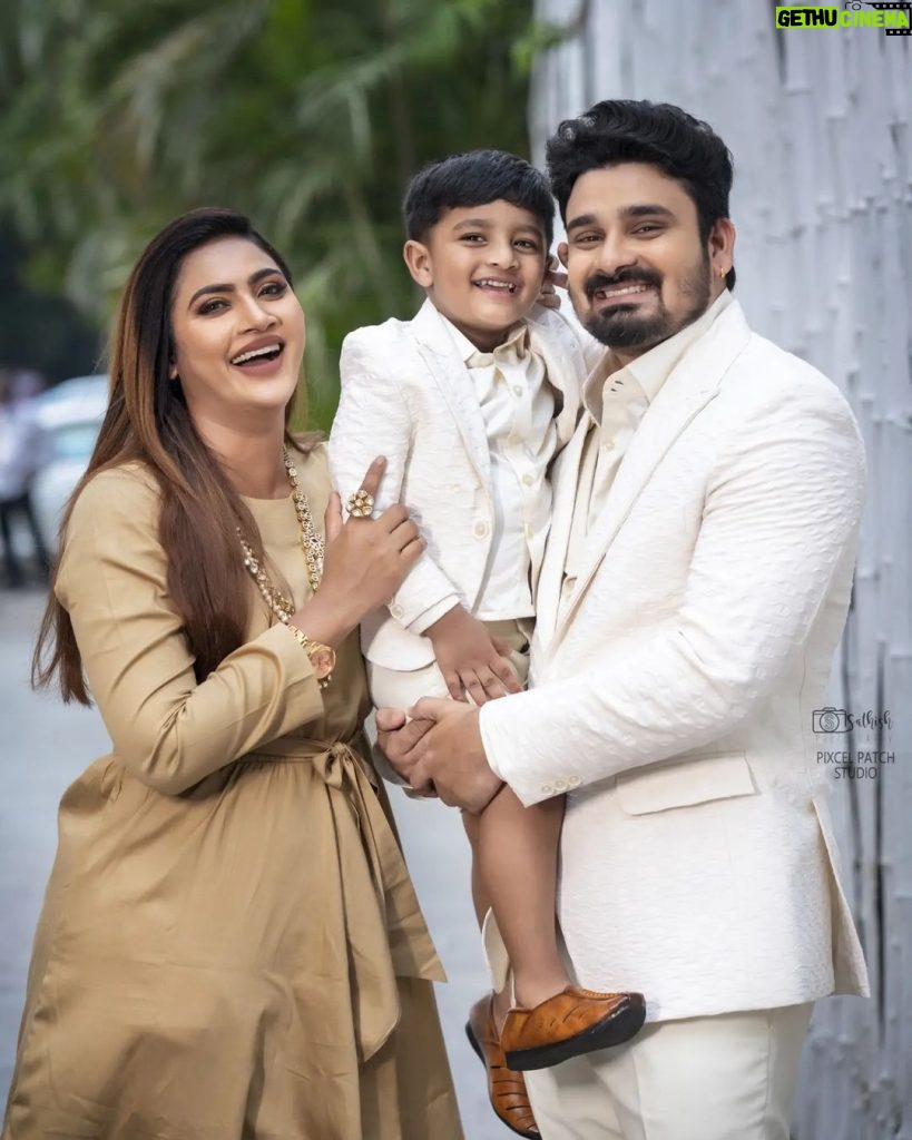 Myna Nandhini Instagram - Our first Family photoshoot❤️❤️❤️ Concept / show producer : @shamini_shankar_official Photographs by : @sathish_photography49 Costume by : @shahid_7creations Female : @nidhis_journal Makeup & hair : @dhana_makeupartistry Jewellery: @chennai_jazz Location : @saverahotelchn