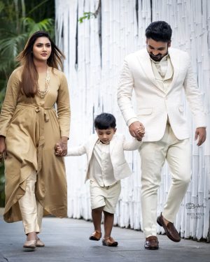 Myna Nandhini Instagram - Our first Family photoshoot❤️❤️❤️

Concept / show producer 
: @shamini_shankar_official 

Photographs by :
@sathish_photography49 

Costume by : @shahid_7creations 

Female : @nidhis_journal 
 
Makeup & hair : @dhana_makeupartistry

Jewellery: @chennai_jazz

Location : @saverahotelchn