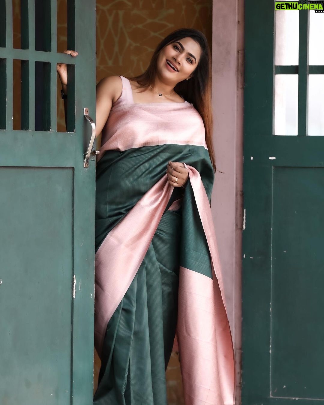 Myna Nandhini Instagram - Amazing saree from @kaarigai.sarees photography @skmani_photography