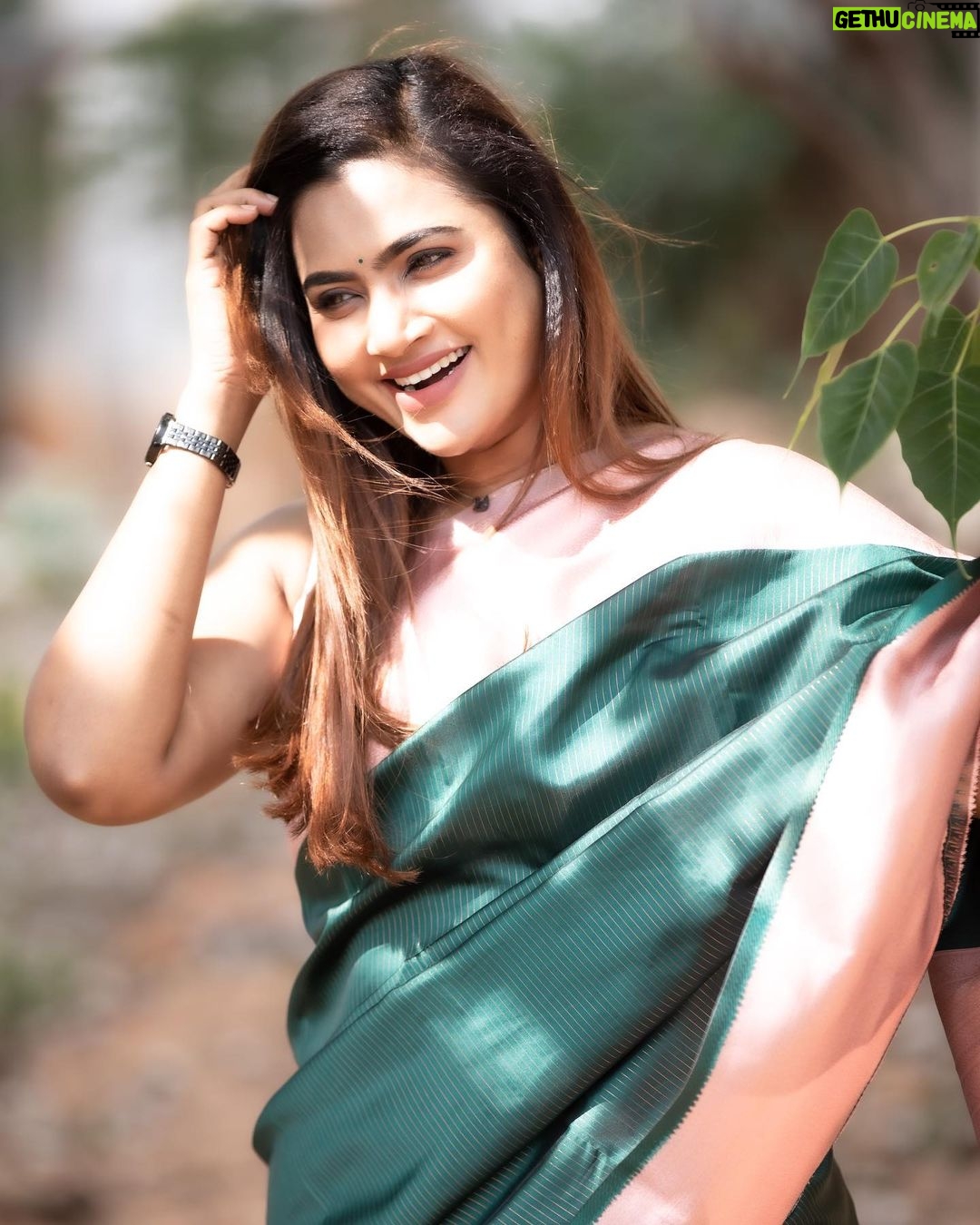 Myna Nandhini Instagram - Amazing saree from @kaarigai.sarees photography @skmani_photography