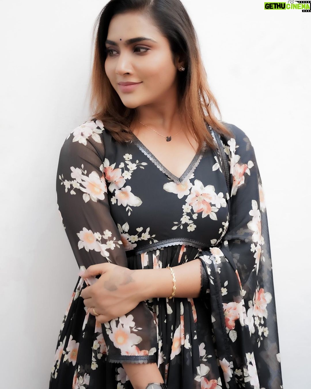 Myna Nandhini Instagram - Dress from @chakrabortymukta camera @skmani_photography