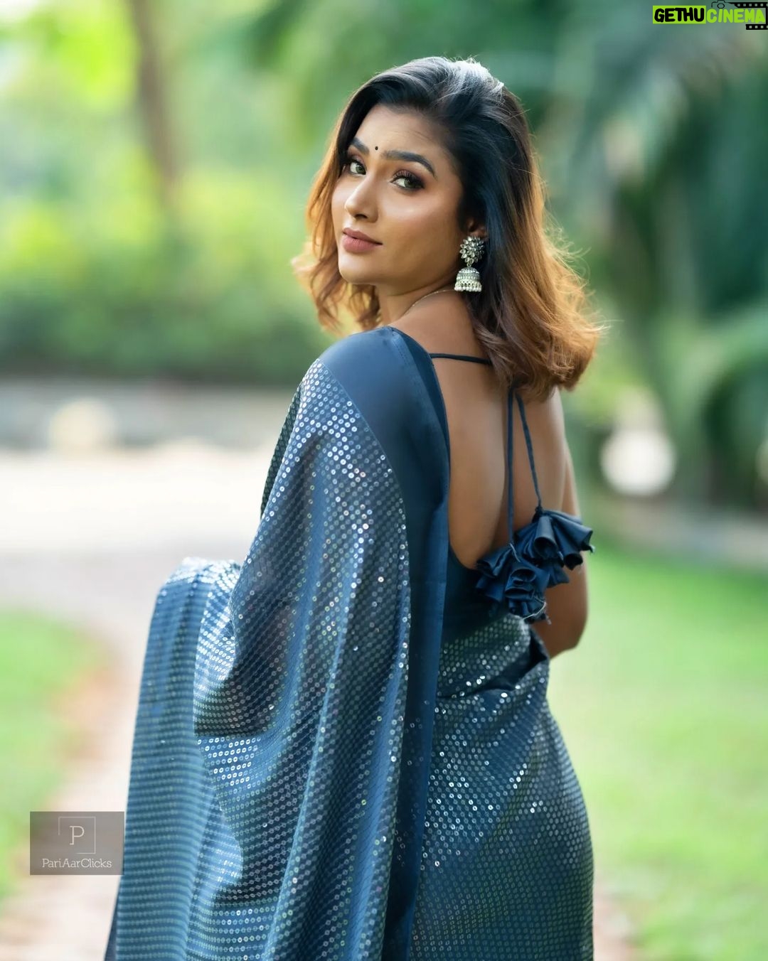 Myna Nandhini - 73.8K Likes - எப்போதும் என்
அடையாளத்தை
யாருக்காகவும் விட்டு
கொடுக்க மாட்டேன் ❤️❤️❤️
Camera: @pariaarclicks
Team : @miya_designers
Mua: @kalaiartistry
Hairstylist: @shalini_hairartist
Jewellery : @mokshe_bridal_jewellery