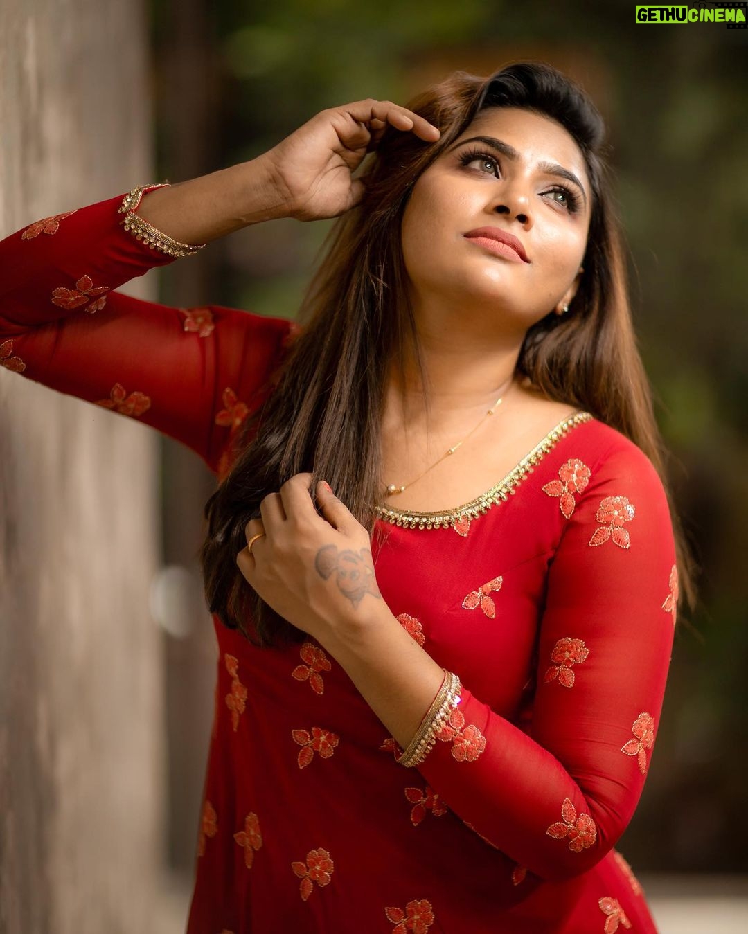 Myna Nandhini - 76.9K Likes - 🥰🥰😍❤️❤️❤️ pc @camerasenthil
Disgner @nirali_design_house Makeup @makeupartistrybykavithasekar