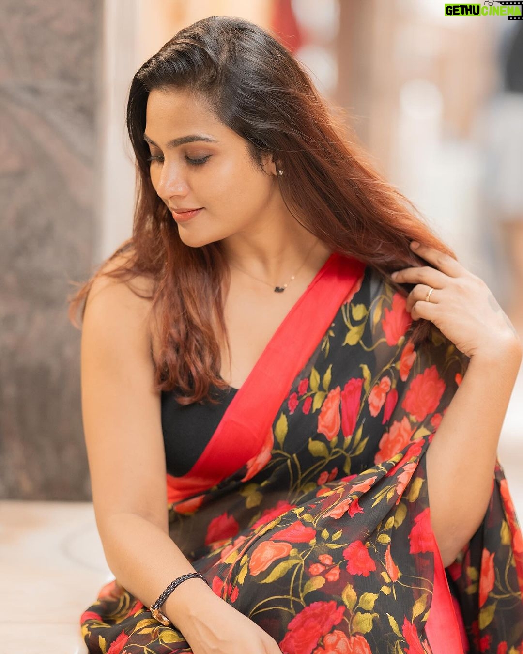 Myna Nandhini Instagram - Happy Christmas to all my Challakuttys 🥰😌 pc @skmani_photography