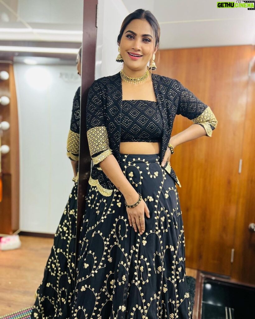 Myna Nandhini Instagram - Yes am in Big boss now chellakutties need all your support and love makkale @vijaytelevision thank u so much for the opportunity @pradeepmilroy boss ❤️❤️❤️❤️❤️