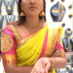 Myna Nandhini Instagram - மதுரை நேதாஜி ரோடு தங்கமயில் முற்றிலும் புதிதாய், பிரம்மாண்டமாய், புத்தம் புது கலெக்ஷன்களுடன் வரும் ஆகஸ்ட் 21 ஞாயிற்றுக்கிழமை கோலாகல திறப்பு விழாவிற்கு வாடிக்கையாளர்களான உங்களை அன்போடு வரவேற்கிறோம். திறப்பு விழாவை முன்னிட்டு தங்கம் ஒரு பவுனுக்கு ரூ.800 தள்ளுபடியுடன். #thangamayiljewellery #tmjl #grandrelaunch #grandopening #thangamangalyam #comingsoon #madurai #ilovemadurai #bridalstore #weddingjewellery #latestcollections @thangamayiljewellery Thangamayil Jewellery