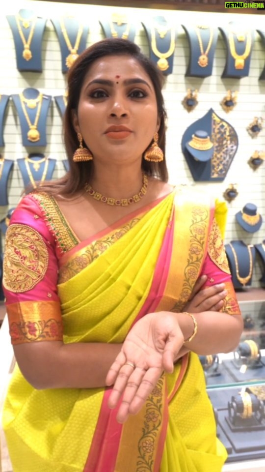 Myna Nandhini Instagram - மதுரை நேதாஜி ரோடு தங்கமயில் முற்றிலும் புதிதாய், பிரம்மாண்டமாய், புத்தம் புது கலெக்ஷன்களுடன் வரும் ஆகஸ்ட் 21 ஞாயிற்றுக்கிழமை கோலாகல திறப்பு விழாவிற்கு வாடிக்கையாளர்களான உங்களை அன்போடு வரவேற்கிறோம். திறப்பு விழாவை முன்னிட்டு தங்கம் ஒரு பவுனுக்கு ரூ.800 தள்ளுபடியுடன். #thangamayiljewellery #tmjl #grandrelaunch #grandopening #thangamangalyam #comingsoon #madurai #ilovemadurai #bridalstore #weddingjewellery #latestcollections @thangamayiljewellery Thangamayil Jewellery