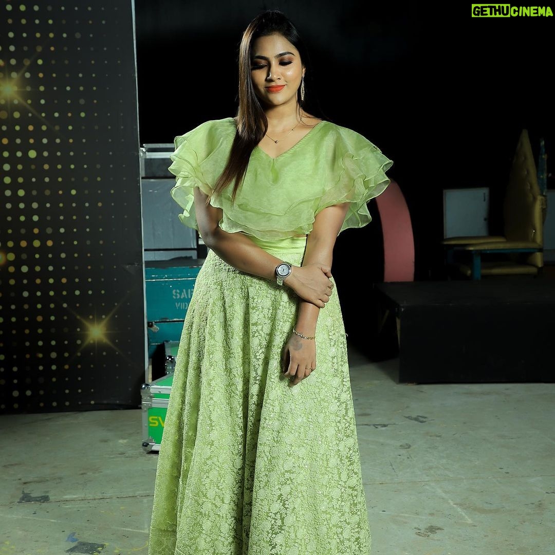 Myna Nandhini Instagram - Shoot time @vijaytelevision @director_thomson_vijaytv dress from my fav @chakrabortymukta photographer @poovarasanphotography