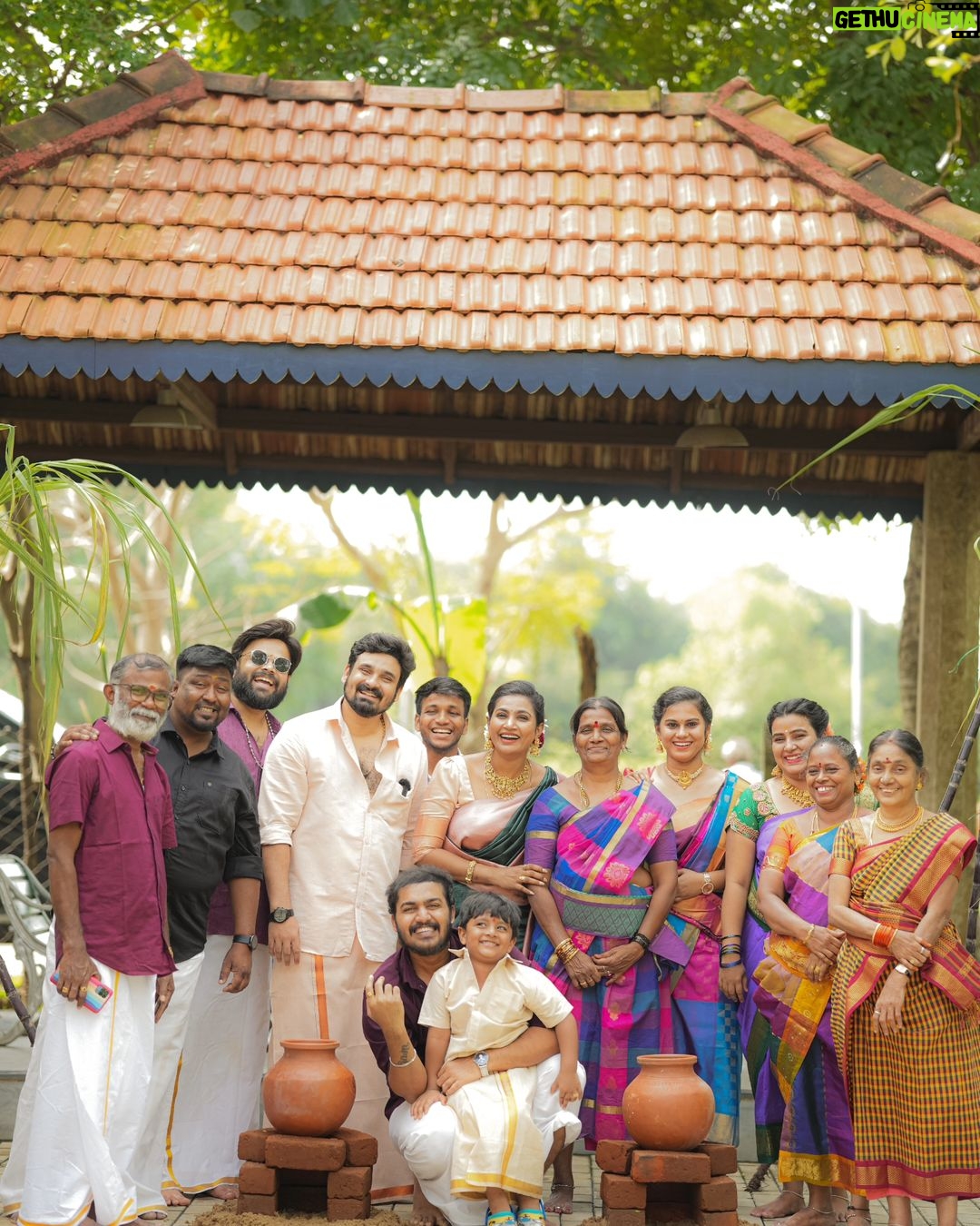 Myna Nandhini - 97.8K Likes - தித்திக்கும் கரும்பை போல
உங்கள் வாழ்வு மகிழ்ச்சியில்
இனிக்கட்டும் இனிய
தைப்பொங்கல் நல்வாழ்த்துக்கள்
@prabhuj_original @prasadinhere @tamil_arasi_m @rajendran5243 @vaishnavi___official__
Jewels - @new_ideas_fashions
Make up - @kalaiartistry
Saree draping - @sareedrapistchennai
Hair style - @style_with_anbu
Camera - @skmani_photography