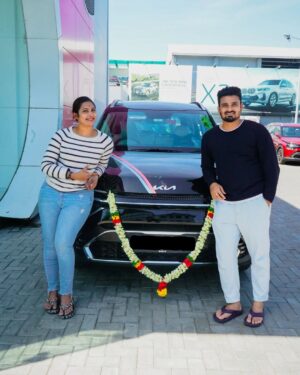 Myna Nandhini Instagram - #ournewcar🚘 #kiacarens #newupgrade