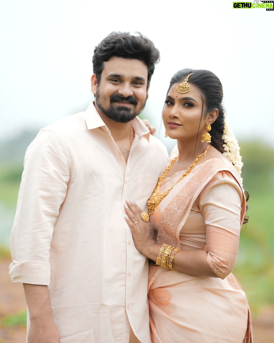 Myna Nandhini - 97.8K Likes - தித்திக்கும் கரும்பை போல
உங்கள் வாழ்வு மகிழ்ச்சியில்
இனிக்கட்டும் இனிய
தைப்பொங்கல் நல்வாழ்த்துக்கள்
@prabhuj_original @prasadinhere @tamil_arasi_m @rajendran5243 @vaishnavi___official__
Jewels - @new_ideas_fashions
Make up - @kalaiartistry
Saree draping - @sareedrapistchennai
Hair style - @style_with_anbu
Camera - @skmani_photography