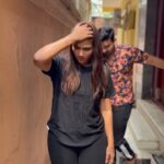 Myna Nandhini Instagram - T shirt ah mathi pottu poren atha sollama yevvalo nakkala varanu parthingLa konjam kuda paiyam illama pochu mr @iam_yogeshwaram 😍🥰😘