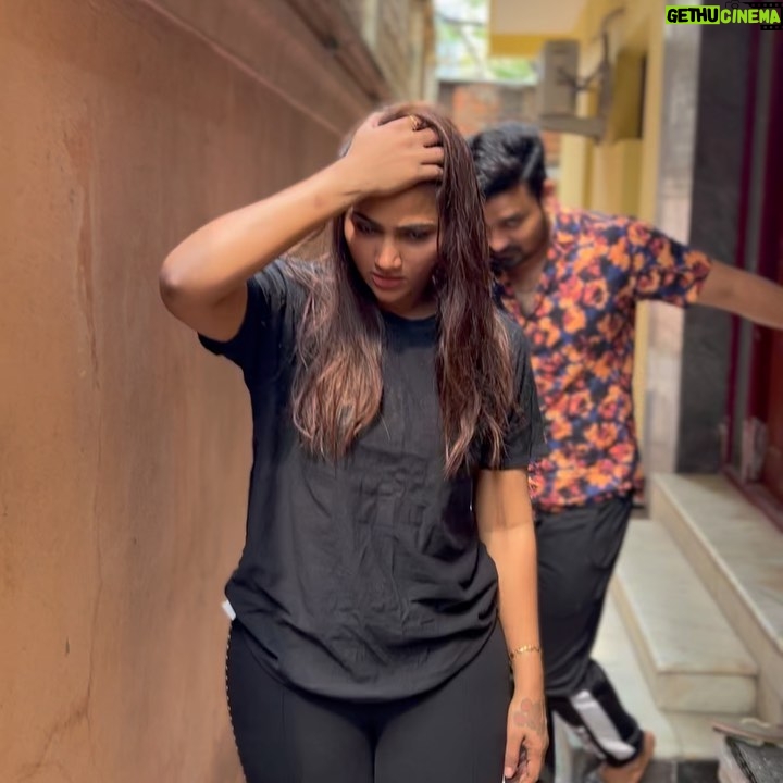Myna Nandhini Instagram - T shirt ah mathi pottu poren atha sollama yevvalo nakkala varanu parthingLa konjam kuda paiyam illama pochu mr @iam_yogeshwaram 😍🥰😘