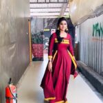 Myna Nandhini Instagram - @vijaytelevision shoot #kalakkapovathuyaaruchampions dress from @andy_k_studio director @director_thomson_vijaytv 😍😘