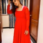 Myna Nandhini Instagram – Red redddddd lovely super duper colour my dress from @deepoo_designers  rehearsal pannum bothu yeduthathu mattha padi namma aadakudiya aatkal than 😜😍😘