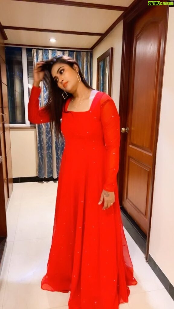 Myna Nandhini Instagram - Red redddddd lovely super duper colour my dress from @deepoo_designers rehearsal pannum bothu yeduthathu mattha padi namma aadakudiya aatkal than 😜😍😘