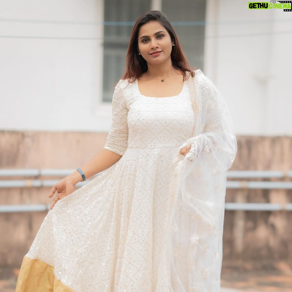 Myna Nandhini Instagram - Very very happy new year all my Challakutty s 🥰😍 dress from @chakrabortymukta photography @skmani_photography #2024 #happynewyear #positivevibes #happy #vijaytelevision #tamilmovies #love