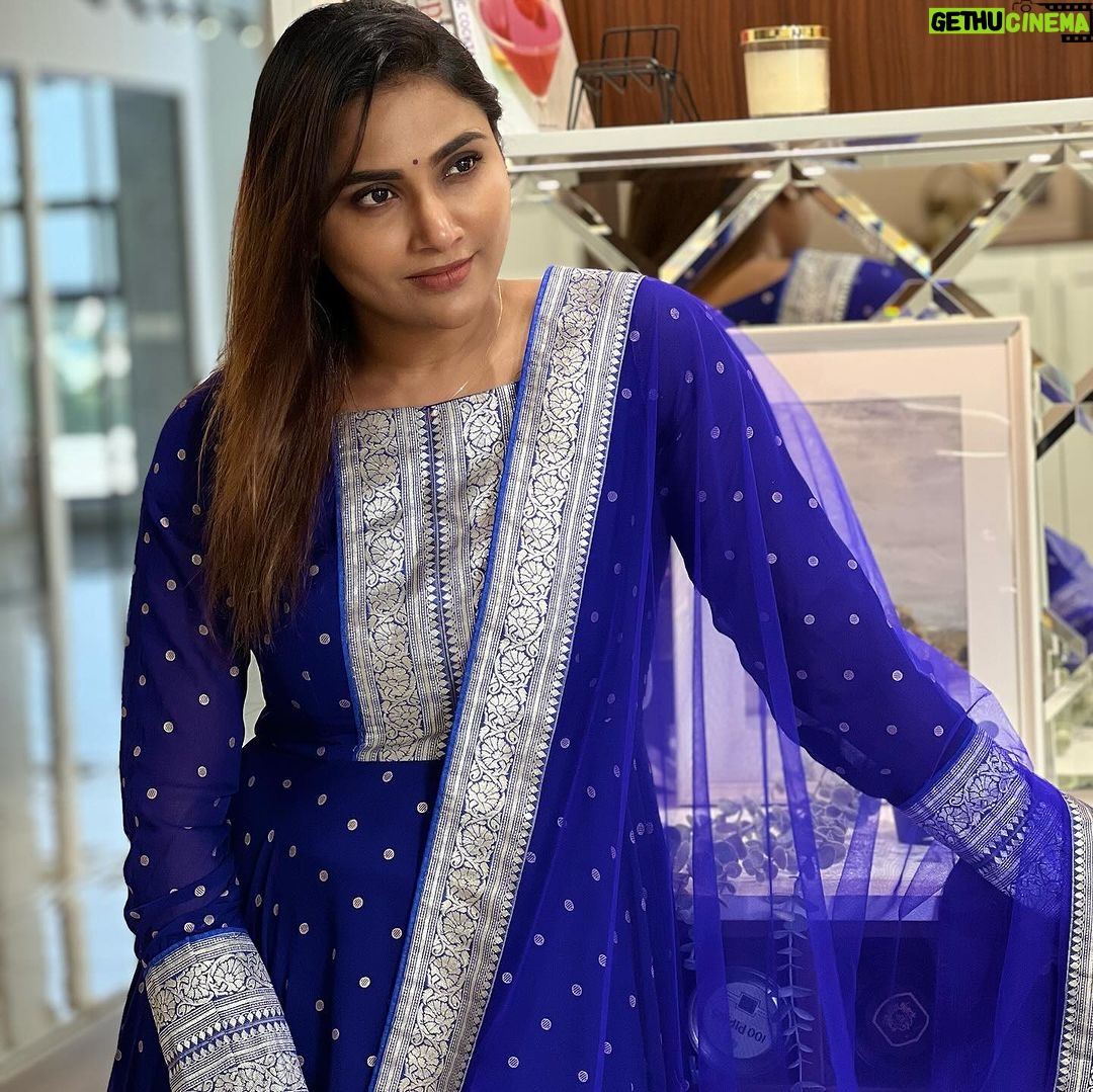Myna Nandhini Instagram - Omg so beautiful blue colour wow wow wow @chakrabortymukta