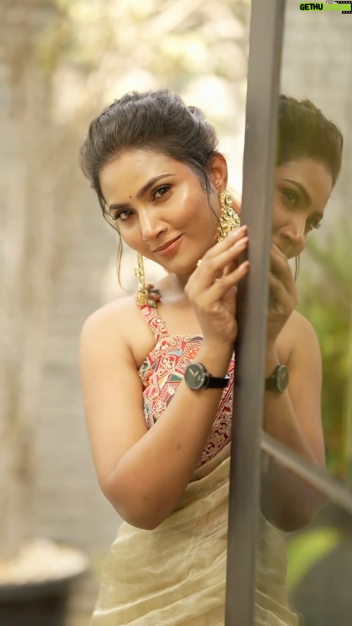 Myna Nandhini - 75.3K Likes - Makeup @jiyamakeupartistry
Hairdo @mani_stylist_
@sareedrapistchennai Camera @skmani_photography jewel @new_ideas_fashions saree @thorkal_couture_official 🥰😘❤️