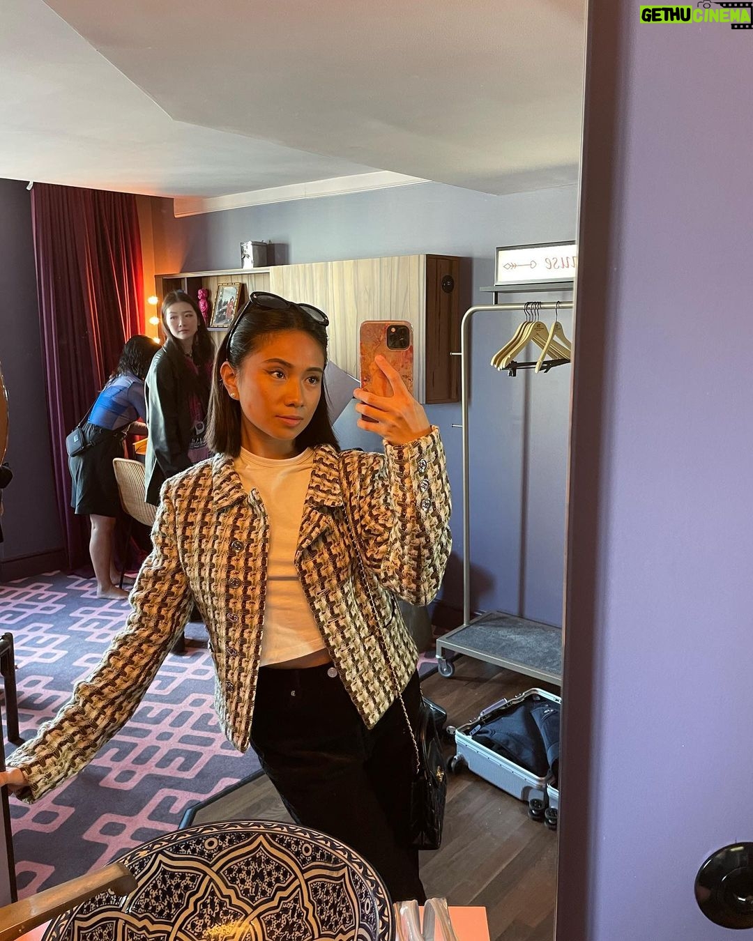 NIKI Instagram - all i ever do is go on tour n take pictures n never post them hehe