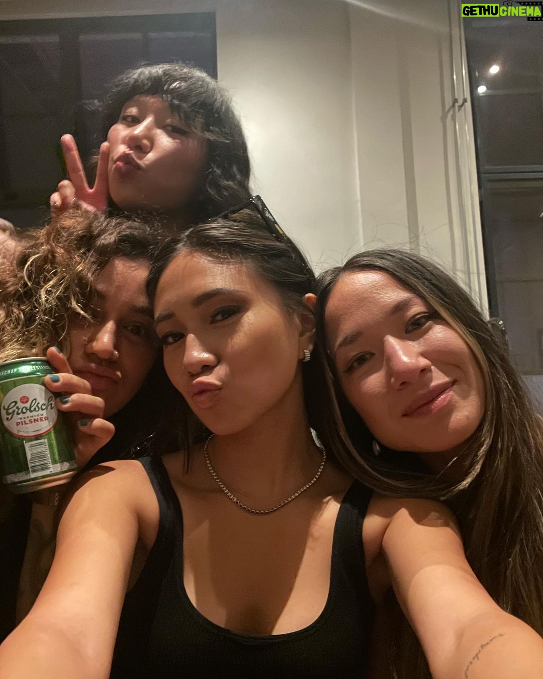 NIKI Instagram - all i ever do is go on tour n take pictures n never post them hehe