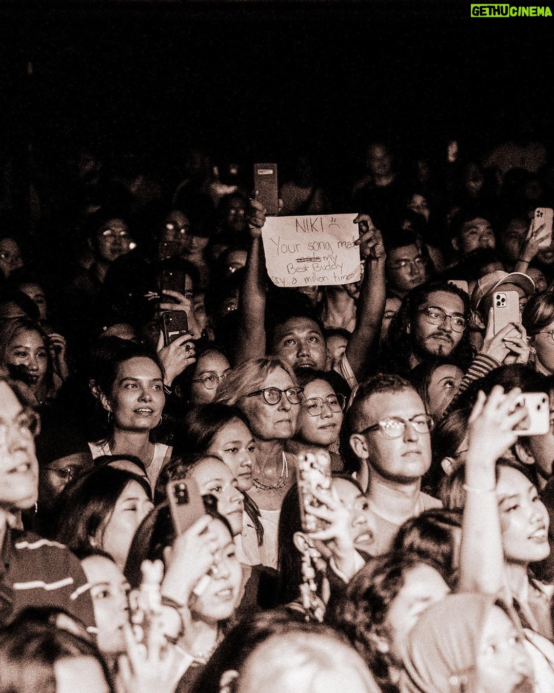 NIKI Instagram - first show ever in Paris u guys sold it out 🥺 !!! MERCI BEAUCOUP PARIS 🇫🇷🤍🥰 je t’aime!!! Le Trianon