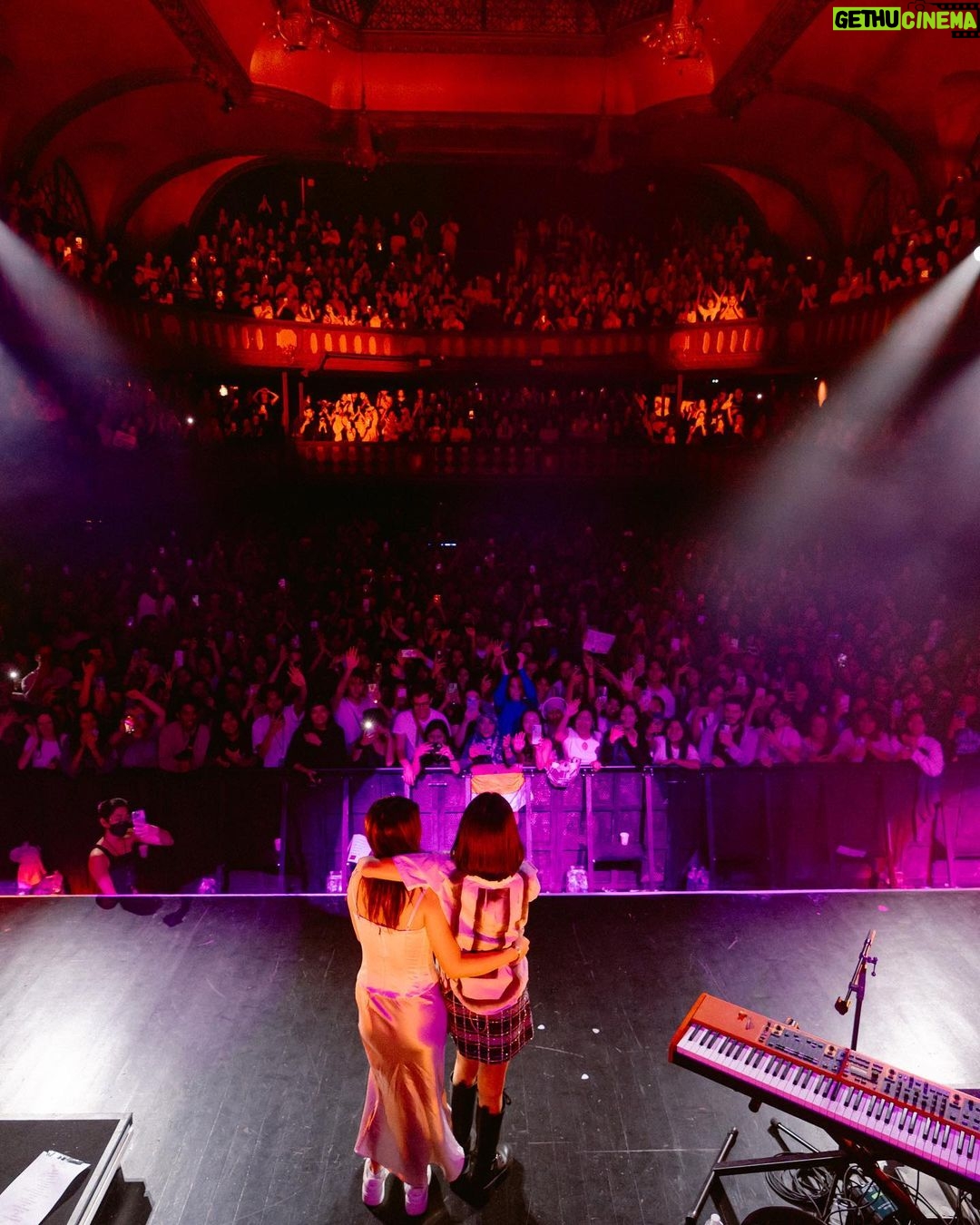 NIKI Instagram - first show ever in Paris u guys sold it out 🥺 !!! MERCI BEAUCOUP PARIS 🇫🇷🤍🥰 je t’aime!!! Le Trianon