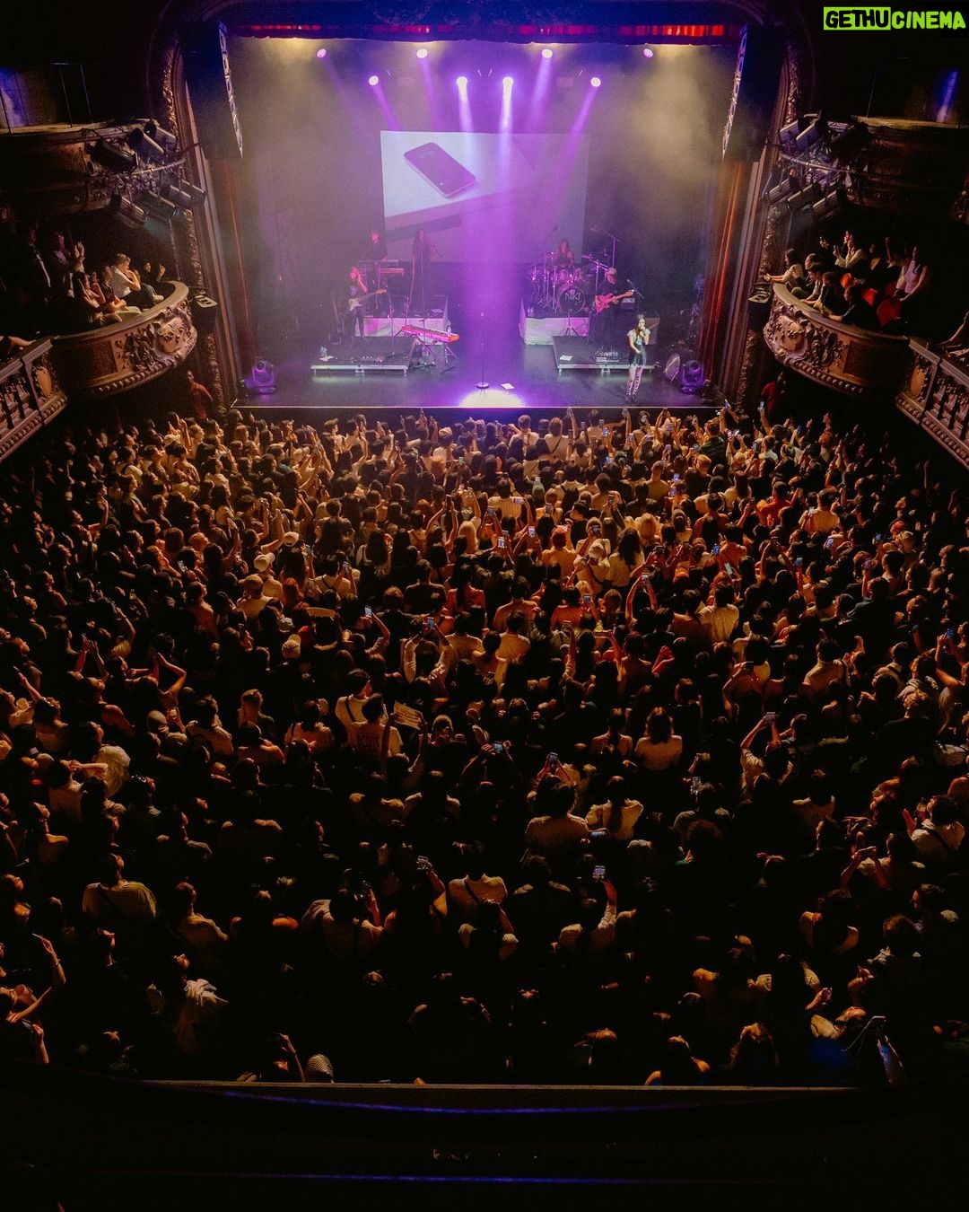 NIKI Instagram - first show ever in Paris u guys sold it out 🥺 !!! MERCI BEAUCOUP PARIS 🇫🇷🤍🥰 je t’aime!!! Le Trianon