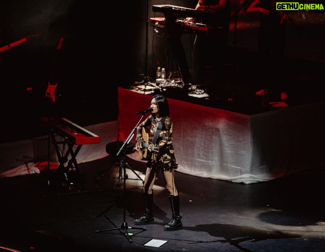NIKI Instagram - LONDON I AM ACTUALLY STUPID IN LOVE WITH YOU !!! one of my fav shows of all time thank you sooo much for showing up & showing out !!!!🥺🥺 we WILL be back xx London, United Kingdom