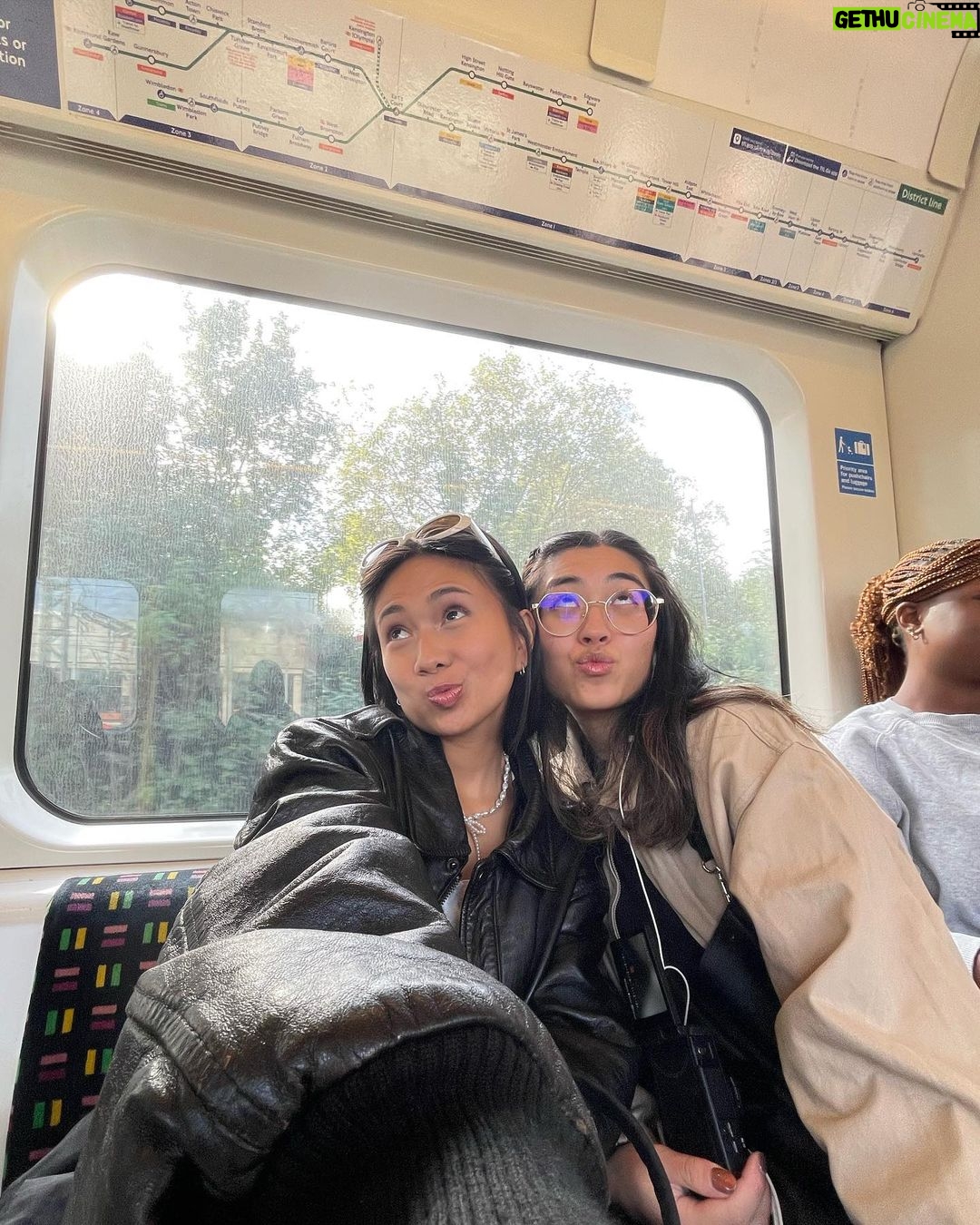 NIKI Instagram - alexa play There It Goes by Maisie Peters 🫖🇬🇧👸 (and then play it again til the day that I die !!!) SEE U TONIGHT LONDON xxxoxo London, UK