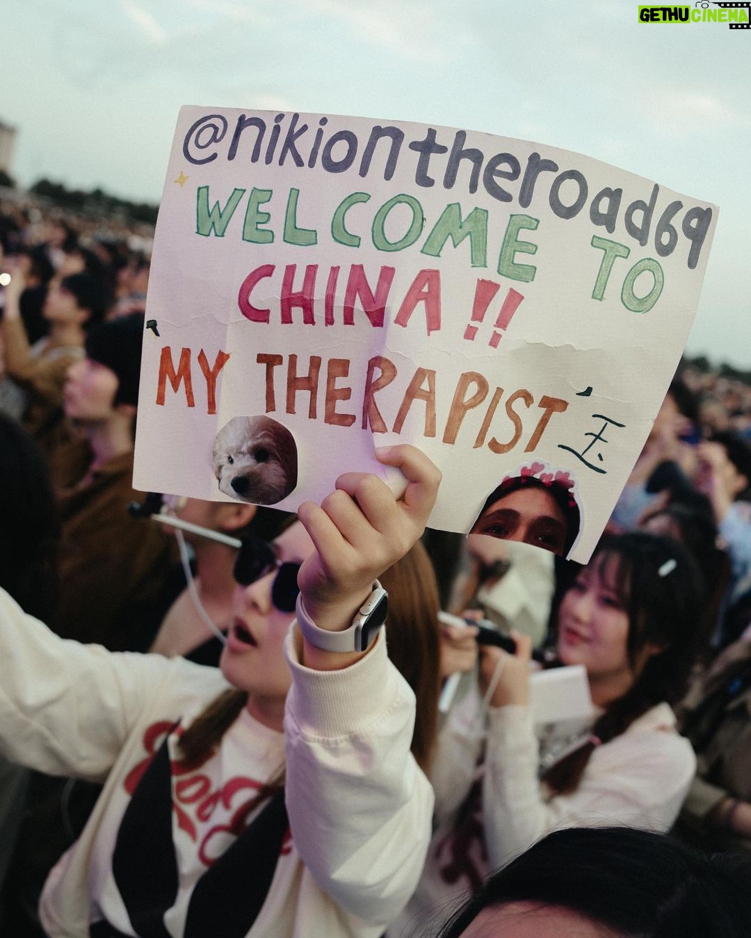 NIKI Instagram - 谢谢 ZHENJIANG 🫧🤍 my first show ever in China thank you all for being there xx 我爱你们 !!!
