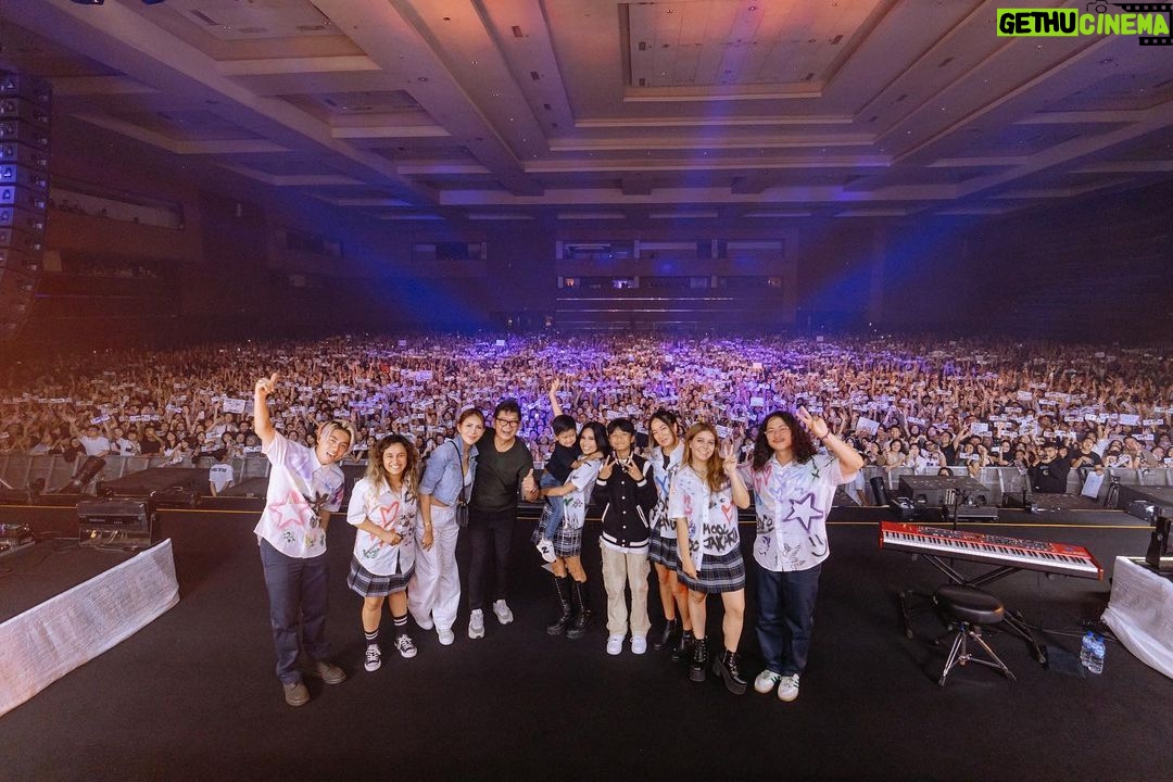 NIKI Instagram - 2 sold out nights in Jakarta❤️🇮🇩 16,000 of you !!! 😭 terima kasih sedalam-dalamnya tanah airku tercinta !!! Jakarta, Indonesia