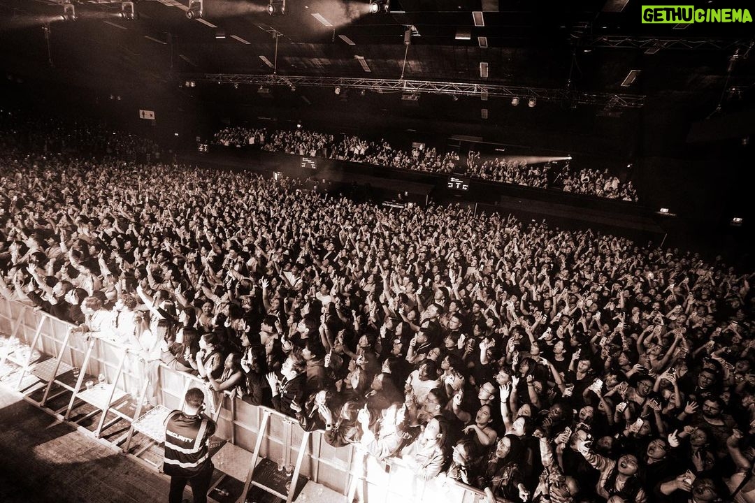 NIKI Instagram - thank you melbourne!!! cutest show ever 🤍 Melbourne, Australia