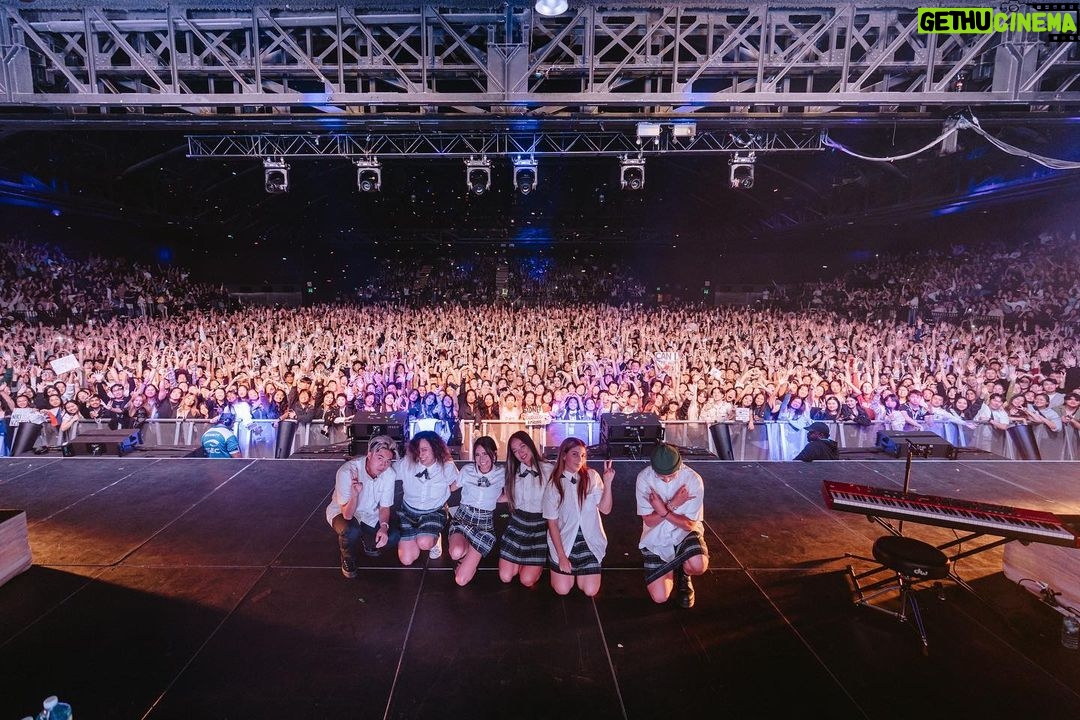 NIKI Instagram - SYDNEY WHAT A TIME. thank you so much. i will still never do a shoey 🤍❌👟🤍 Sydney, Australia