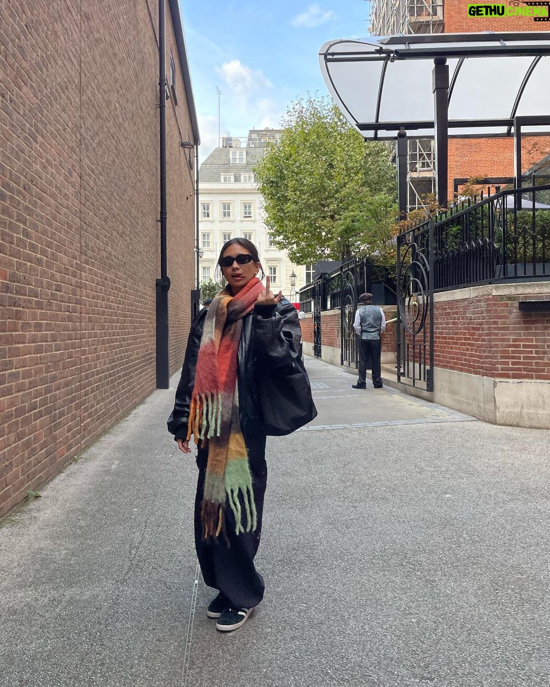 NIKI Instagram - alexa play There It Goes by Maisie Peters 🫖🇬🇧👸 (and then play it again til the day that I die !!!) SEE U TONIGHT LONDON xxxoxo London, UK