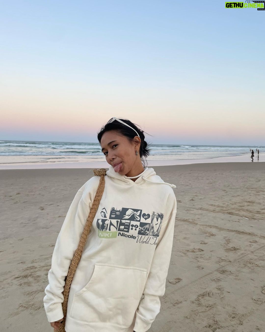 NIKI Instagram - fed the homies ❌ held the homies 🥲✅ Brisbane, Queensland, Australia