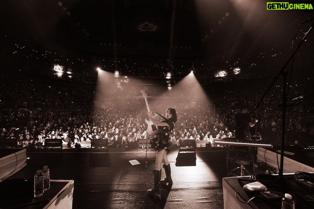 NIKI Instagram - mahal kita manila 🤍 first sold out headline arena show. thank you soooo much the love was electric !!! Manila, Philippines