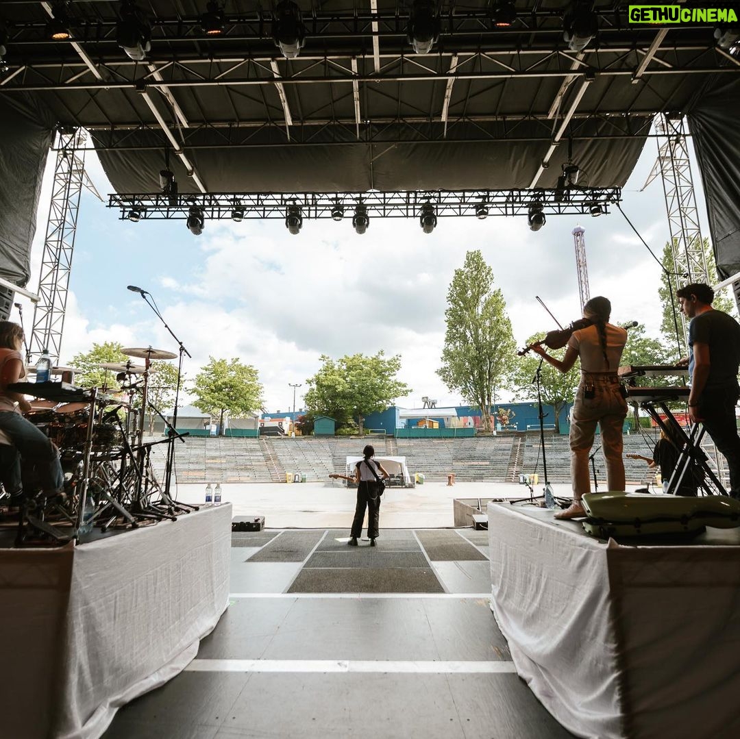 NIKI Instagram - thank u vancouver 🤍 loudest crowd Vancouver, British Columbia