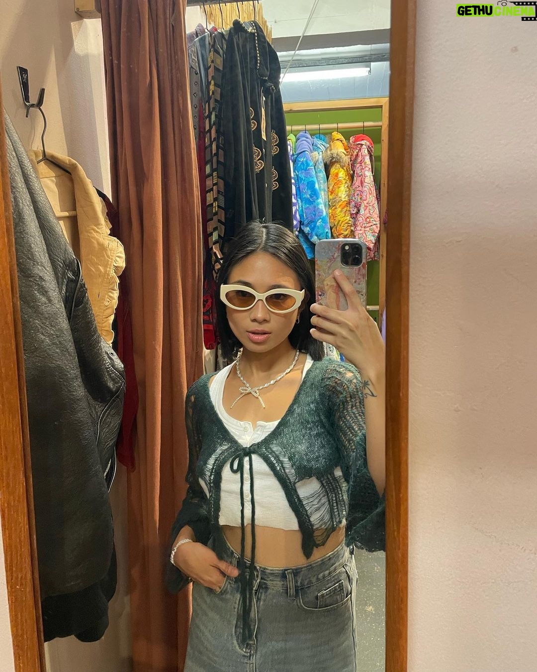 NIKI Instagram - all i ever do is go on tour n take pictures n never post them hehe